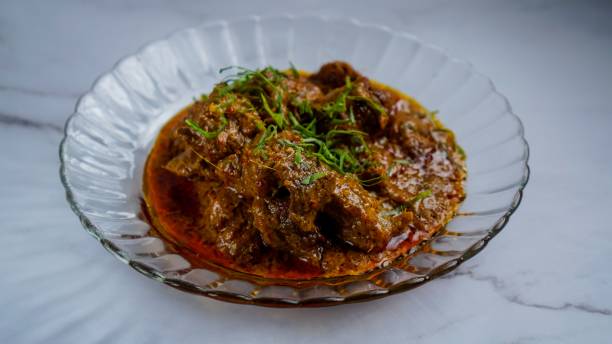 manzo rendang isolato con fondo di marmo. messa a fuoco selettiva. - kerisik foto e immagini stock