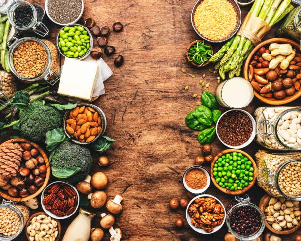 Vegan protein. Full set of plant based vegetarian food sources. Healthy eating, diet ingredients: legumes, beans, lentils, nuts, soy and almond milk, tofu, quinoa, chia, vegetables, spinach, seeds and sprouts. Top view proteína vegana. conjunto completo de fuentes de alimentos vegetarianos a base de plantas. alimentación saludable, ingredientes dietéticos: legumbres, frijoles, lentejas, nueces, leche de soja y almendras, tofu, champiñones, quinoa, chía, verduras, es
