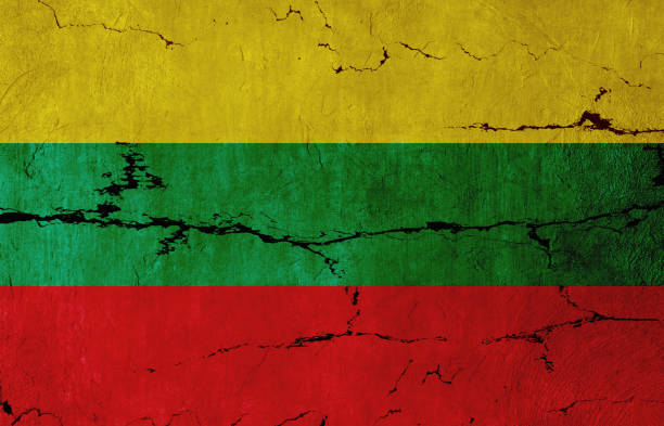 bandeira lituana na parede rachada - bandeira da lituânia - fotografias e filmes do acervo