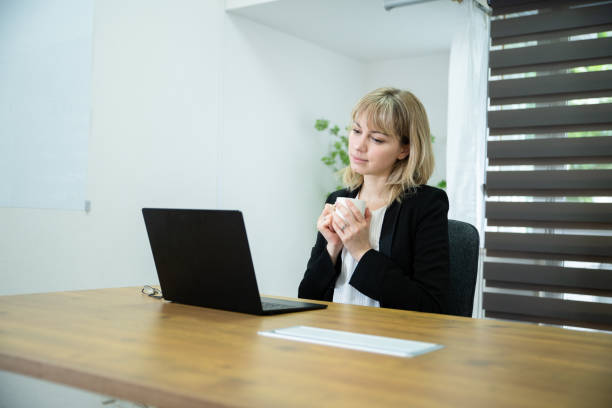 istock An office worker lady thinking at the desk 1436133465