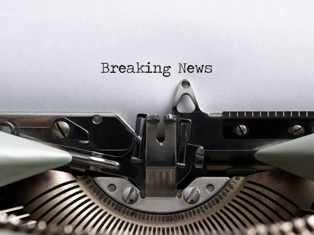 the word breaking news written with a vintage typewriter. journalism, media information headline - typewriter retro revival old fashioned the media imagens e fotografias de stock