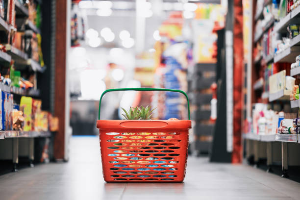 supermarket, sklep i sklep spożywczy koszyk na piętrze detalicznego sklepu spożywczego do jedzenia, picia i zdrowia. sprzedaż ananasów, jabłek i owoców na rynku spożywczym w centrum handlowym dla klienta lub konsumenta - store on the phone supermarket sale zdjęcia i obrazy z banku zdjęć