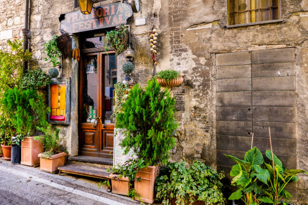 una taberna típica y característica a lo largo de un callejón en el corazón medieval de spoleto en umbría - stone textured italian culture textured effect fotografías e imágenes de stock