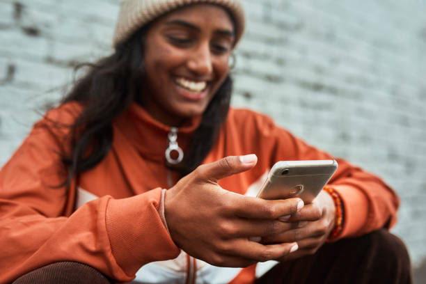 Phone, digital networking and indian woman with mobile app, social media post or 5g internet outdoor. Happy gen z girl typing on her cellphone for youth online post or reading funny meme with smile teléfono, redes digitales y mujer india con aplicación móvil, publicación en redes sociales o internet 5g al aire libre. feliz chica de la generación z escribiendo en su teléfono celular para la publicación en línea de jóvenes o leyendo memes dive