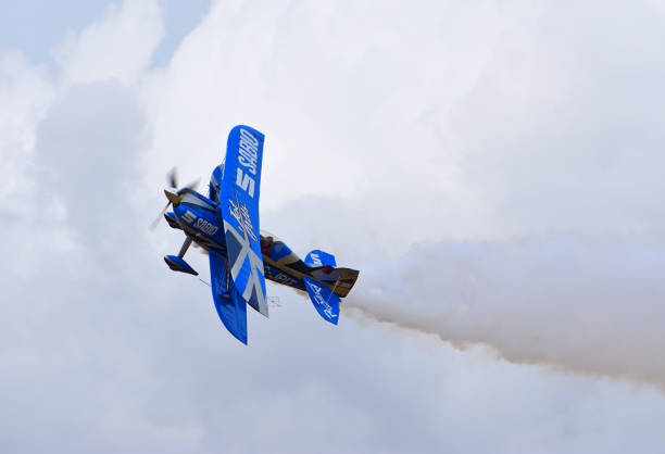 pitts s-2 special biplane stunt aircraft en vuelo. - pitts fotografías e imágenes de stock