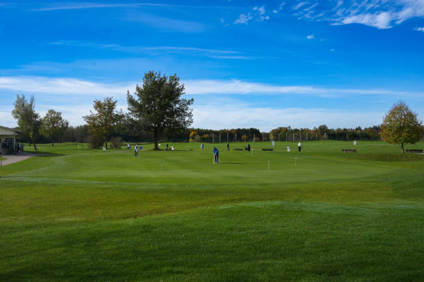 campo de quadra de golfe durante o torneio - golf ball spring cloud sun - fotografias e filmes do acervo