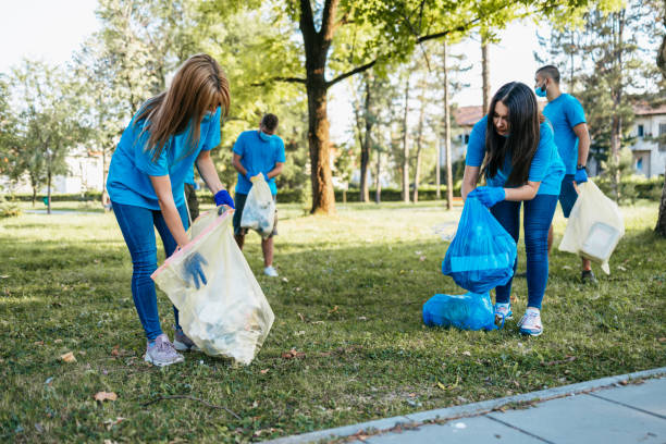 istock Volunteers cleaning park 1436177372