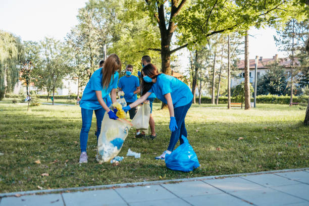 istock Volunteers cleaning park 1436177376