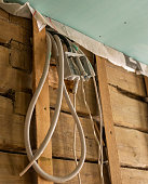 verkabelung-von-elektrischen-dr%C3%A4hten-in-einem-holzhaus-bau-und-renovierung.jpg?b=1&s=170x170&k=20&c=L6HOl78EN2ndiRhdyJr16KMEfisCn0-xcwvFlhC0n3c=