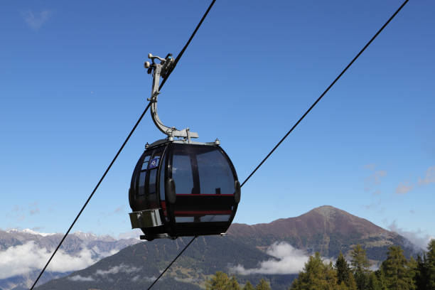 gondola di una ferrovia di montagna - ski lift overhead cable car gondola mountain foto e immagini stock