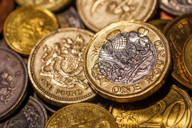 moneta funta brytyjskiego. brytyjskie monety układają się na czarnym, funcie szterlingu, koncepcji biznesowej. numizmatyka. żelazne pieniądze. kolekcja - royal bank of scotland zdjęcia i obrazy z banku zdjęć