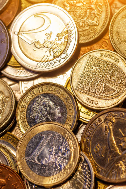 moneta funta brytyjskiego. brytyjskie monety układają się na czarnym, funcie szterlingu, koncepcji biznesowej. numizmatyka. żelazne pieniądze. kolekcja - royal bank of scotland zdjęcia i obrazy z banku zdjęć