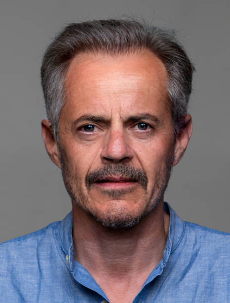 foto frontal de hombre serio sobre fondo gris - foto tamaño pasaporte fotografías e imágenes de stock