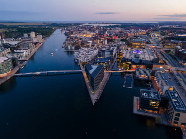 schöne luftaufnahme des kanals in kobenhavns havn - öresundregion stock-fotos und bilder