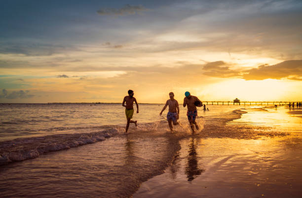 correre sulla spiaggia in florida - fort myers foto e immagini stock