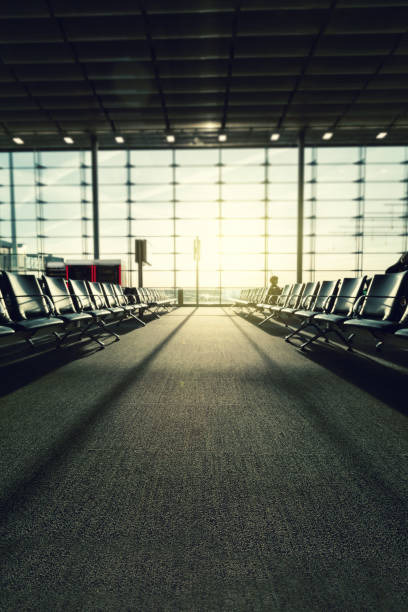 terminal d’aéroport vide avec chaises - 3287 photos et images de collection