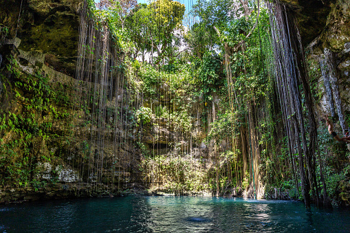 El cenote Ik Kil es un parque arqueológico cerca de Chichén Itzá, Yucatán, México photo