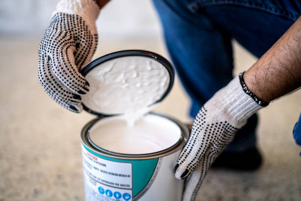 trabalhador da construção civil que abre a lata de tinta dentro de casa - paint can - fotografias e filmes do acervo