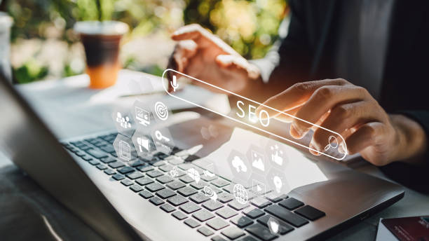 persona que trabaja con la optimización de motores de búsqueda: seo con contenido de redes sociales y publicidad del sitio web. - dictionary fotografías e imágenes de stock