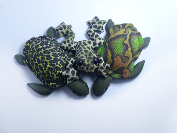 aislado en ranas artificiales blancas y tortugas para juguetes, decoraciones o regalos - rubber dart fotografías e imágenes de stock