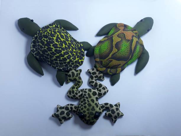 aislado en ranas artificiales blancas y tortugas para juguetes, decoraciones o regalos - rubber dart fotografías e imágenes de stock