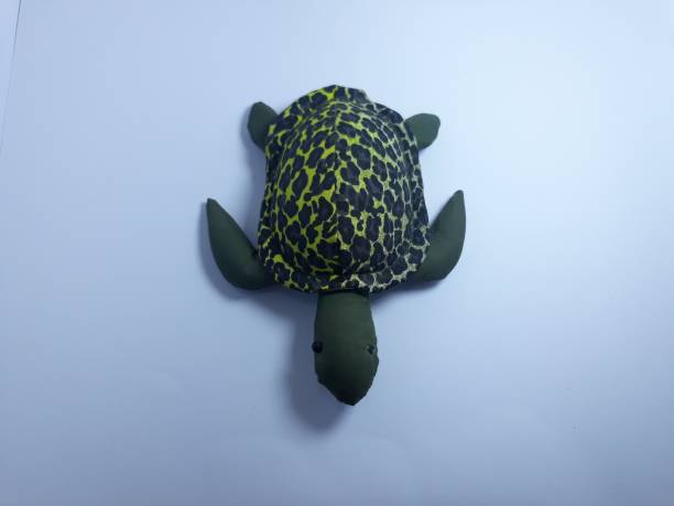 isolé sur une tortue artificielle blanche pour des jouets ou des décorations ou des cadeaux - rubber dart photos et images de collection
