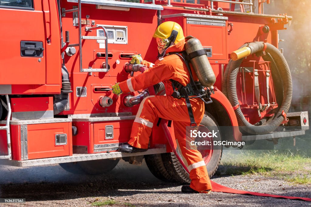 Feuerwehrmann Mit Schützender Feuerwehr Und Helm Mit Wasser Pkw