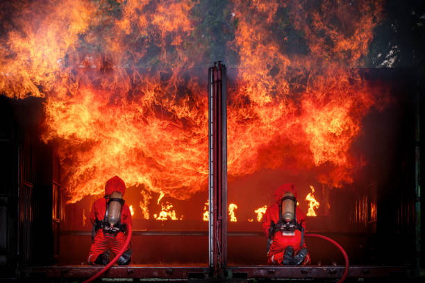 Firefighters man safety using twirl water fog type fire extinguisher to fighting with fire from oil and gas to control fire not to spread out Firefighter stop this accident is industry safety concept. seguridad del hombre de bomberos usando extintor de incendios tipo niebla de agua giratoria para combatir con fuego de petróleo y gas para controlar el fuego para no extenderse bombero detener este accidente es concepto de seguridad de la industria.