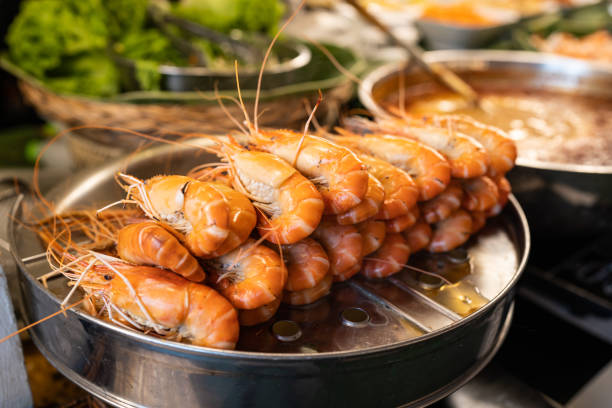 gedämpfte garnelen auf dem straßenmarkt - prepared shrimp prawn large grilled stock-fotos und bilder