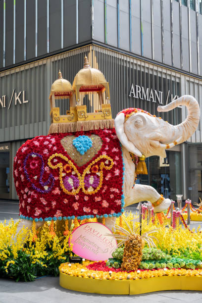 décoration colorée de diwali avec des éléphants ganesha au pavillon kuala lumpur pendant la célébration de deepavali. - kuala lumpur ganesha ganesh indian elephant photos et images de collection