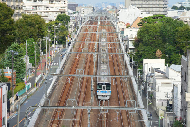 un tren que circula cerca de la estación seijogakuen-mae - distrito de setagaya fotografías e imágenes de stock