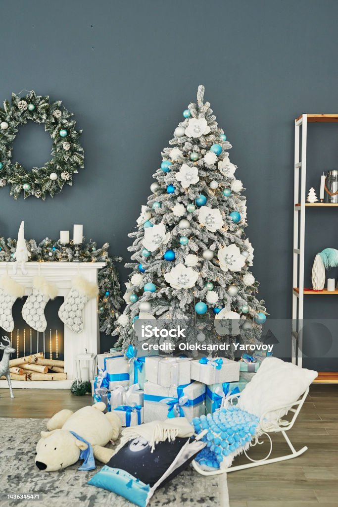 Foto de Sala De Estar De Natal Fundo De Árvore De Natal De Decoração Azul E  Branca Celebração De Ano Novo Feliz Natal E Feliz Ano Novo e mais fotos de  stock