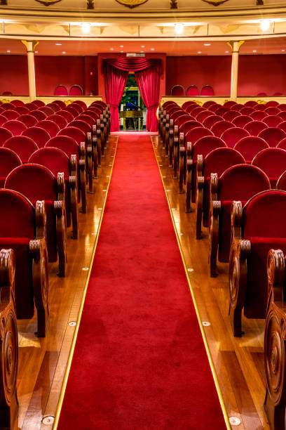 внутренний вид зрительного зала театра. - stage theater theatrical performance curtain seat стоковые фото и изображения
