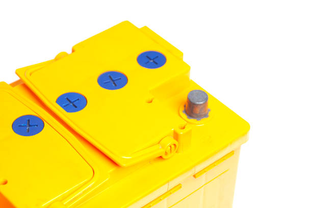 żółty akumulator samochodowy izolowany na białym tle. - lead black cable clamp zdjęcia i obrazy z banku zdjęć