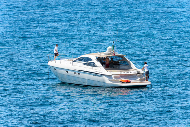 iate de luxo ou lancha ancorada no mar - golfo de la spezia ligúria itália - nautical vessel motorboat speedboat people - fotografias e filmes do acervo