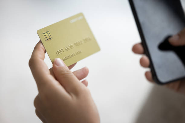 kuvapankkikuvat ja rojaltivapaat kuvat aiheesta lähikuva naisten kädet pitävät älypuhelinta ja luottokorttia - personal financing apps