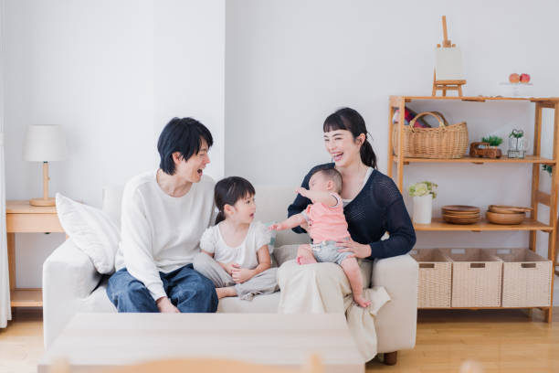 uma família curtindo o tempo em família - japanese ethnicity family smiling happiness - fotografias e filmes do acervo