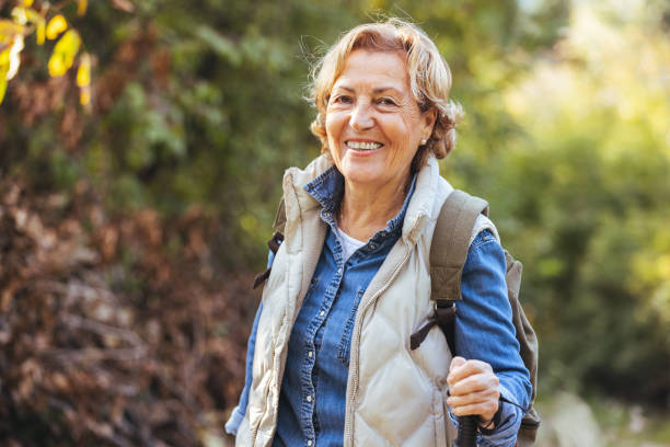 seniorin genießt ihre wanderung - nur seniorinnen stock-fotos und bilder