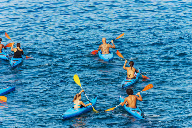 duża grupa kajakarzy na błękitnym morzu śródziemnym w ligurii we włoszech - summer camp child teenager kayak zdjęcia i obrazy z banku zdjęć