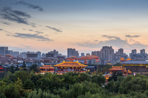 antico edificio orientale nella cina di xi'an - xian foto e immagini stock