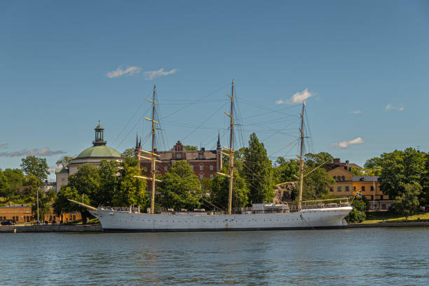 histórico barco de vela de af chapman visto desde el muelle de skeppsbron, estocolmo, suecia - af chapman fotografías e imágenes de stock