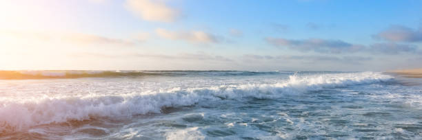 schöne aussicht auf hohe wellen an der leeren küste des atlantischen ozeans, blauer himmel mit wolken und sonnenstrahl. verlassener schöner meeresstrand. langes seebanner - storm tide tide wave high tide stock-fotos und bilder