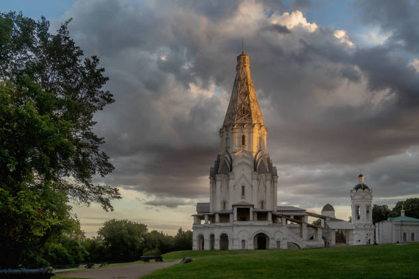 igreja da ascensão no parque kolomenskoye ao pôr do sol. moscou, rússia. lugar famoso e atração turística - kolomenskoye - fotografias e filmes do acervo