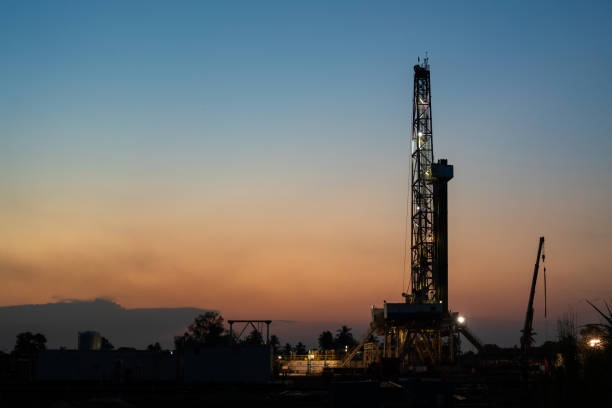 황혼 하늘 배경에 석유 시추 장비 데릭 구조. - derrick crane drilling rig well sky 뉴스 사진 이미지