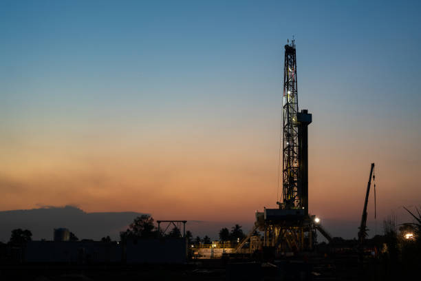 oil drilling rig derrick structure on dusk sky background. - derrick crane drilling rig well sky imagens e fotografias de stock
