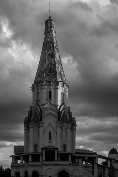 igreja da ascensão no parque kolomenskoye ao pôr do sol. moscou, rússia. lugar famoso e atração turística. preto e branco tonificado - kolomenskoye - fotografias e filmes do acervo