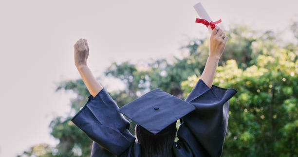 diplôme, éducation et réussite avec une étudiante titulaire d’un diplôme ou d’un certificat en célébration en plein air. université, diplômé et études avec une élève de sexe féminin encourageant une réussite universitaire - scholarship holder photos et images de collection