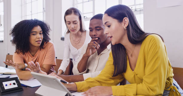 universidade, tablet e alunos trabalhando em projetos juntos na biblioteca com tecnologia. diversidade, colaboração e pessoas com bolsa de estudos para a faculdade de educação estudando para teste, exame ou palestra - classroom college student education indoors - fotografias e filmes do acervo