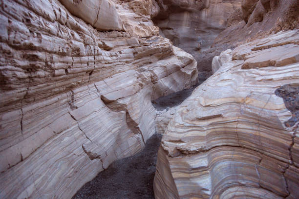 pared del cañón que muestra un patrón de mosaico natural liso - parque nacional death valley fotografías e imágenes de stock