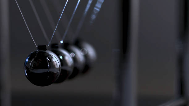 concepto de acción y reacción o causa y efecto de la física de newton. las bolas de newton - impact pendulum sphere newtons cradle fotografías e imágenes de stock